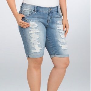 BOYFRIEND BERMUDA SHORTS - LIGHT WASH